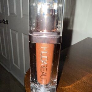 Huda Beauty Liquid highlight